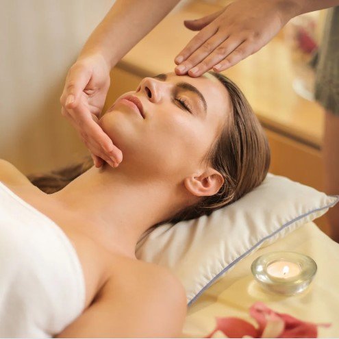 Medspa staff training- a beautify women take face massage